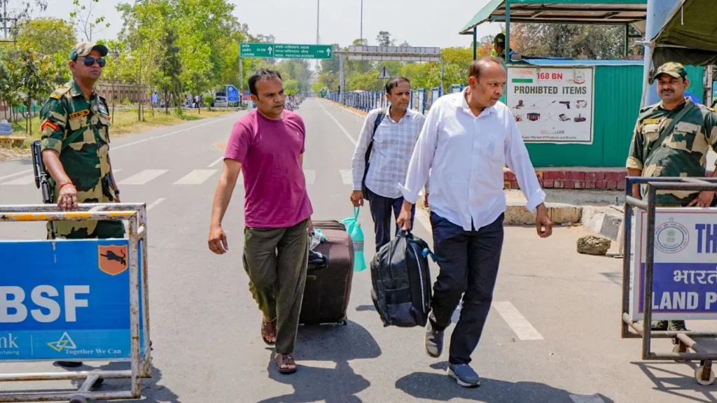 भारत में पाक नागरिकों पर सख्ती: तय समय में देश नहीं छोड़ा तो होगी गिरफ्तारी, जेल और जुर्माना