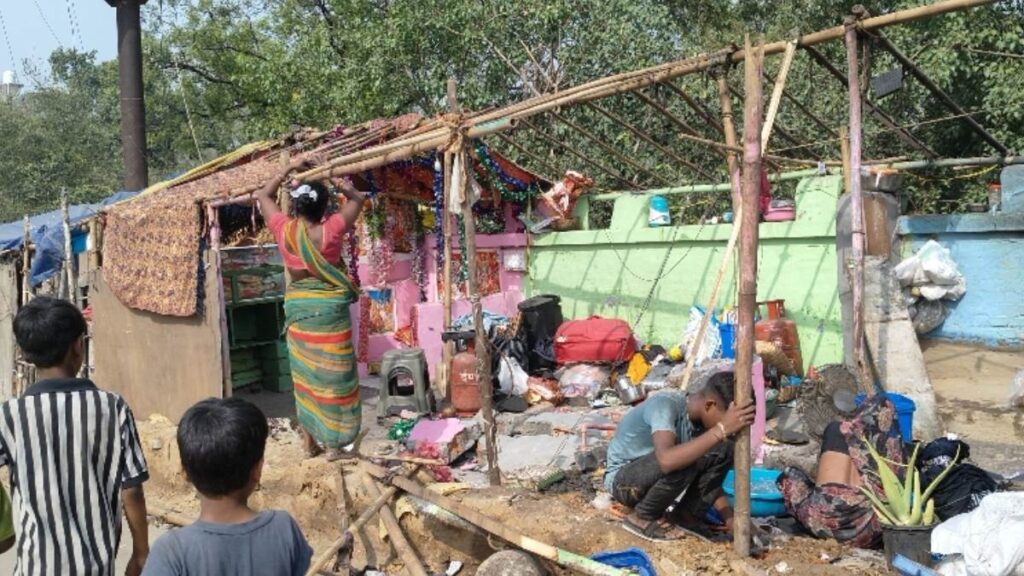 दिल्ली में पुल मिठाई पर बड़ी कार्रवाई, 45 झुग्गियां हटाई गईं।