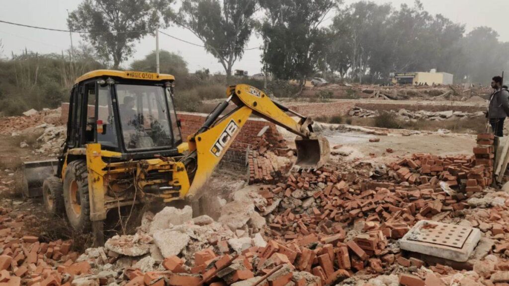 दिल्ली में पुल मिठाई पर बड़ी कार्रवाई, 45 झुग्गियां हटाई गईं।