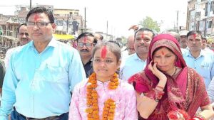 प्रियल द्विवेदी ने MP Board 12वीं में टॉप किया, पिता बोले – डर था कहीं पागल न हो जाए!