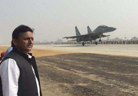 गंगा एक्सप्रेसवे पर IAF फ्लाईपास्ट: अखिलेश यादव बोले - यह समाजवादी पार्टी का विजन था
