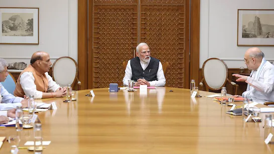 पहलगाम हमले के बाद रक्षा सचिव की पीएम मोदी से मुलाकात, पाकिस्तान को चेतावनी