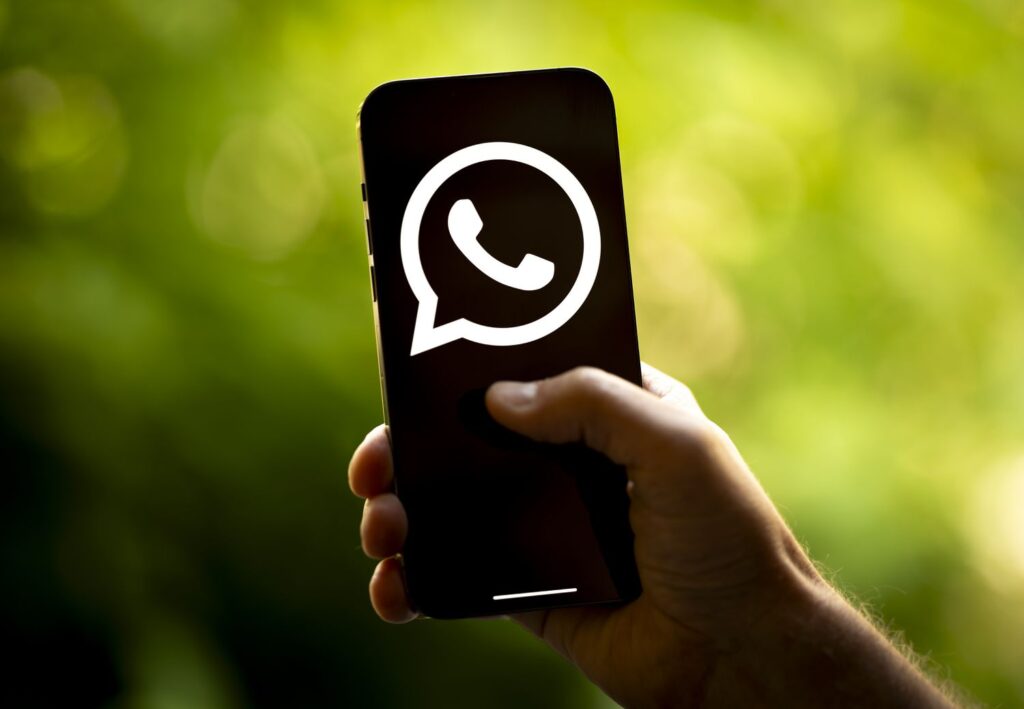 1 जून से बंद होगा WhatsApp!” “क्या आपका फोन लिस्ट में है?"