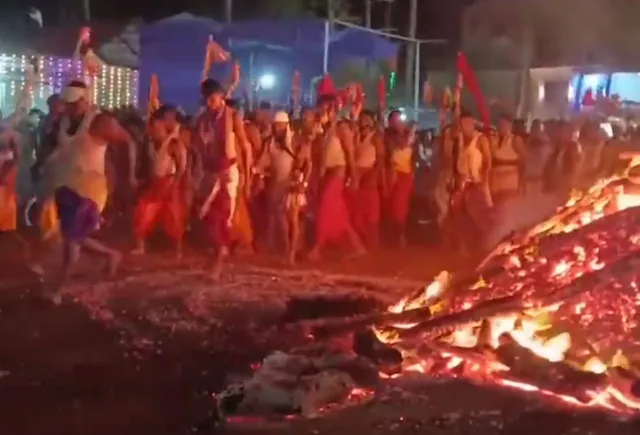 गोवा के शिरगांव मंदिर में भगदड़ के बाद मौके पर मौजूद एम्बुलेंस और घायलों की मदद करते स्वास्थ्यकर्मी