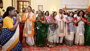 मधुबनी और गोंड कला के कलाकारों ने राष्ट्रपति भवन में राष्ट्रपति मुर्मू से की मुलाकात