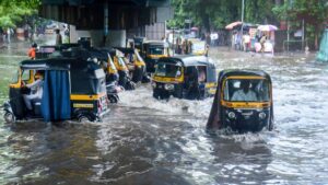 मुंबई में भारी बारिश और येलो अलर्ट, BMC ने हटाए 3,100 लोग | मानसून से पहले मुसीबत