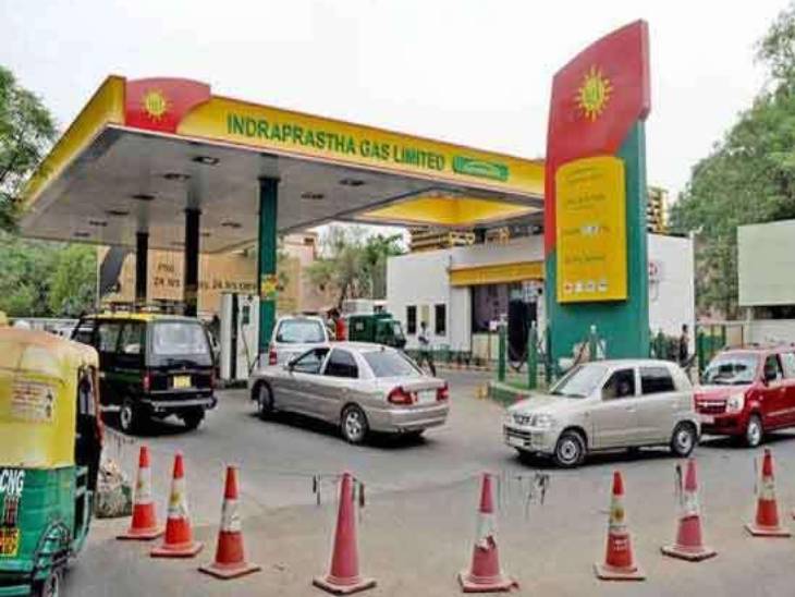 दिल्ली के एक CNG स्टेशन पर बढ़े हुए दाम के बाद गैस भरवाते वाहन चालक