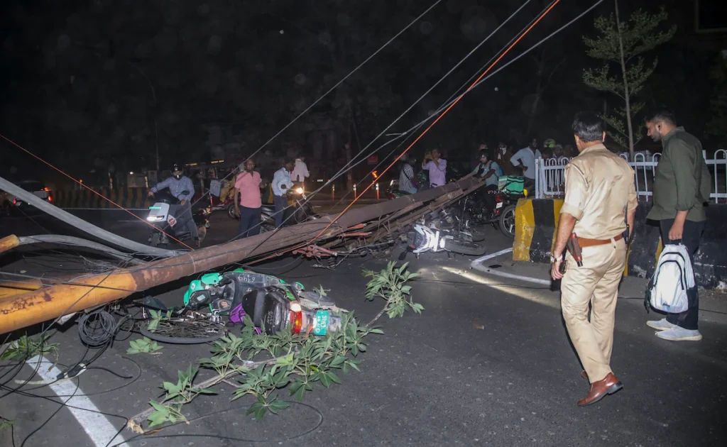 दिल्ली-NCR में आंधी-तूफान का कहर, 6 की मौत, 11 घायल