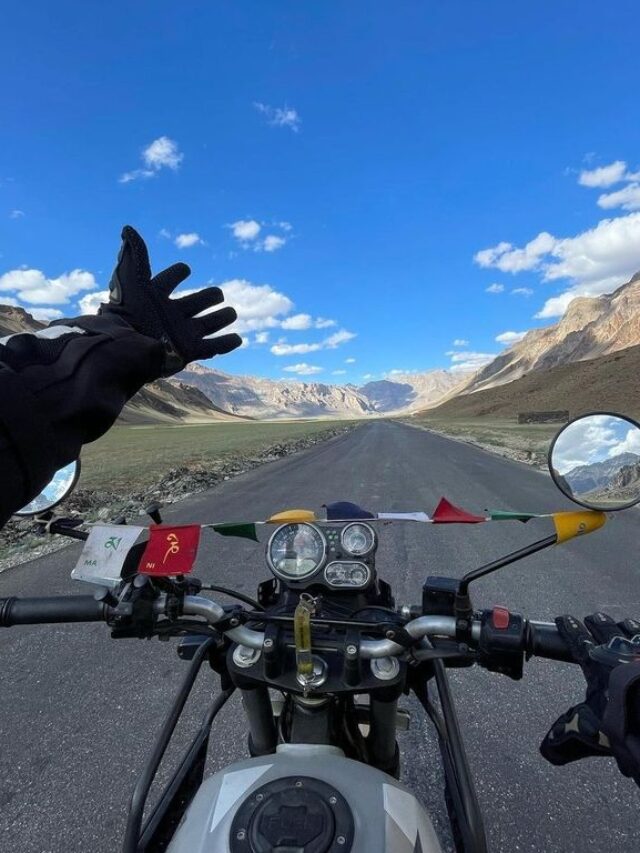 रोड ट्रिप पर सुनें ये 7 मस्त गाने मूड भी बनेगा, सफर भी यादगार रहेगा!