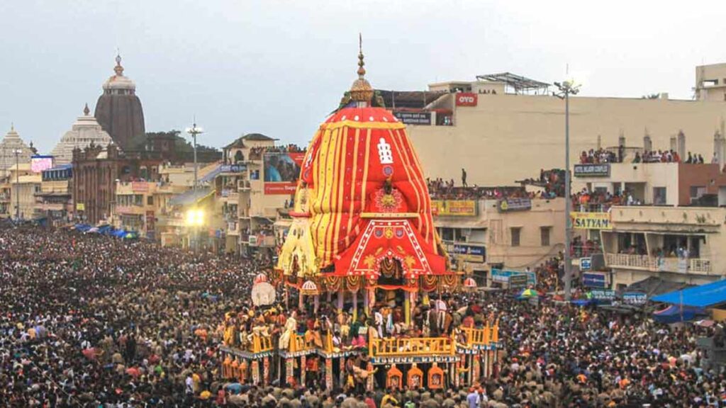 भगवान जगन्नाथ, बलभद्र और सुभद्रा रथ यात्रा के दौरान मौसी के घर गुंडिचा मंदिर जाते हुए