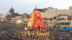 भगवान जगन्नाथ, बलभद्र और सुभद्रा रथ यात्रा के दौरान मौसी के घर गुंडिचा मंदिर जाते हुए