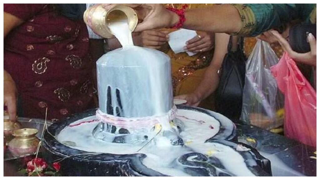 शिवलिंग पर दूध चढ़ाना केवल पूजा नहीं, विज्ञान और ऊर्जा का संतुलन है