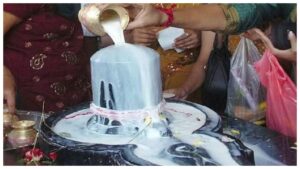 शिवलिंग पर दूध चढ़ाना केवल पूजा नहीं, विज्ञान और ऊर्जा का संतुलन है