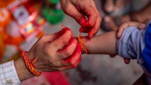 हाथ में बंधा कलावा – कब और कैसे उतारें?