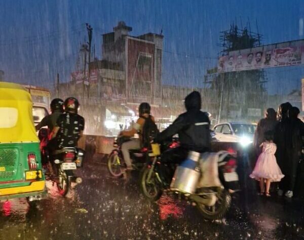 दिल्ली-NCR में झमाझम बारिश ने दिलाया गर्मी से राहत, लेकिन कई इलाकों में जलजमाव