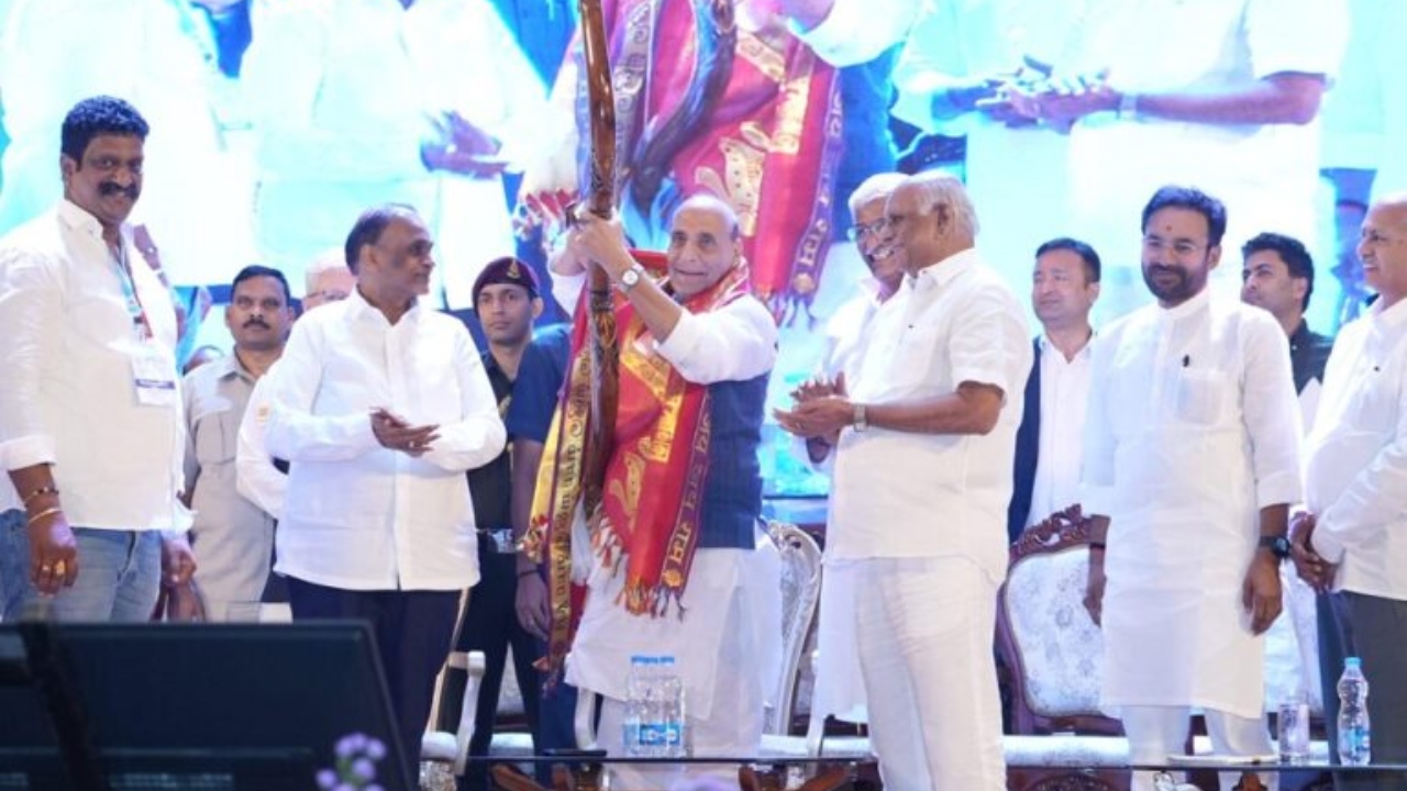 रक्षा मंत्री ने अल्लूरी सीताराम राजू को उनकी जयंती पर श्रद्धांजलि अर्पित की।