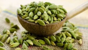 डिनर के बाद इलायची खाने के 7 चमत्कारी फायदे