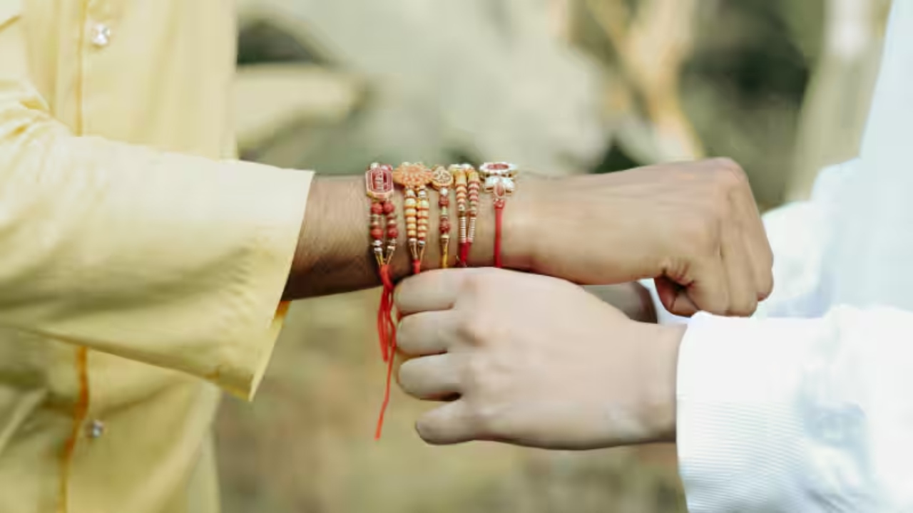 Raksha Bandhan 2025 : राखी बांधने के सही नियम, 3 शुभ गांठें, दिशा और मुहूर्त