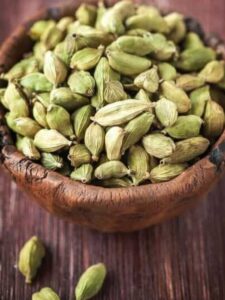 डिनर के बाद इलायची खाने के 7 चमत्कारी फायदे