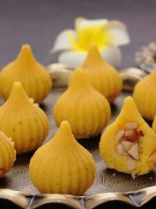 बेसन मावा मोदक रेसिपी, गणेश चतुर्थी 2025 के लिए परफेक्ट प्रसाद