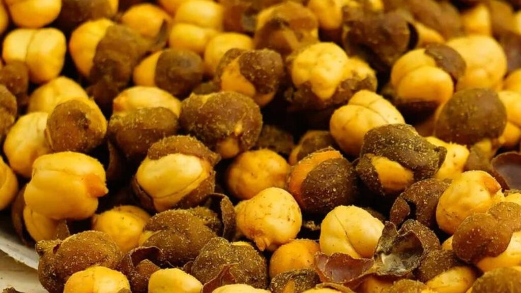 5 Power-Packed Foods to Pair with Roasted Chana for Healthy Snacking