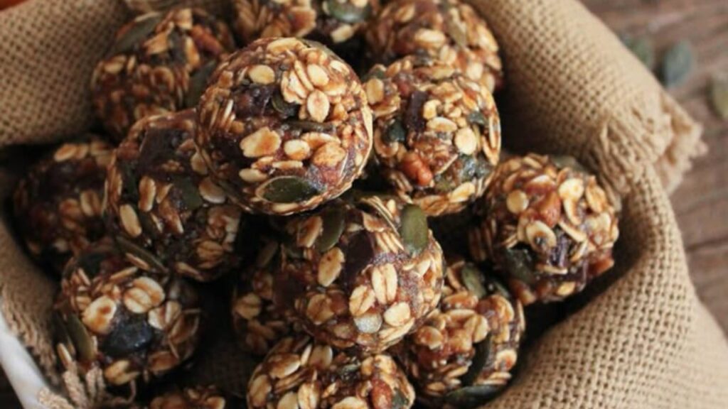 6 Gut-Friendly Snacks Recommended by an AIIMS & Harvard-Trained Doctor