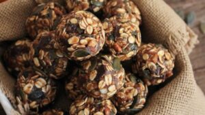 6 Gut-Friendly Snacks Recommended by an AIIMS & Harvard-Trained Doctor