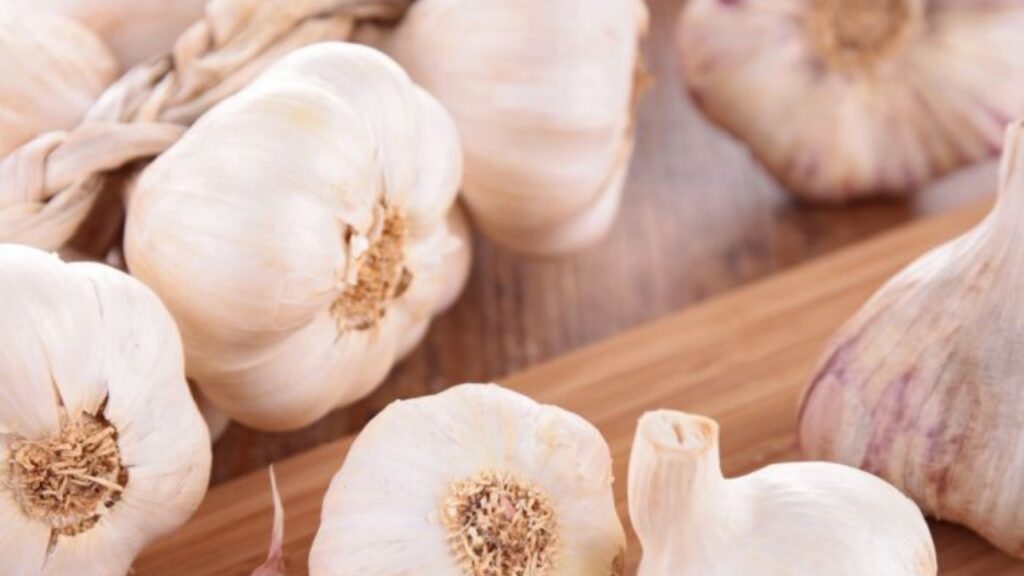 What Happens When You Eat 2 Garlic Cloves Every Morning?